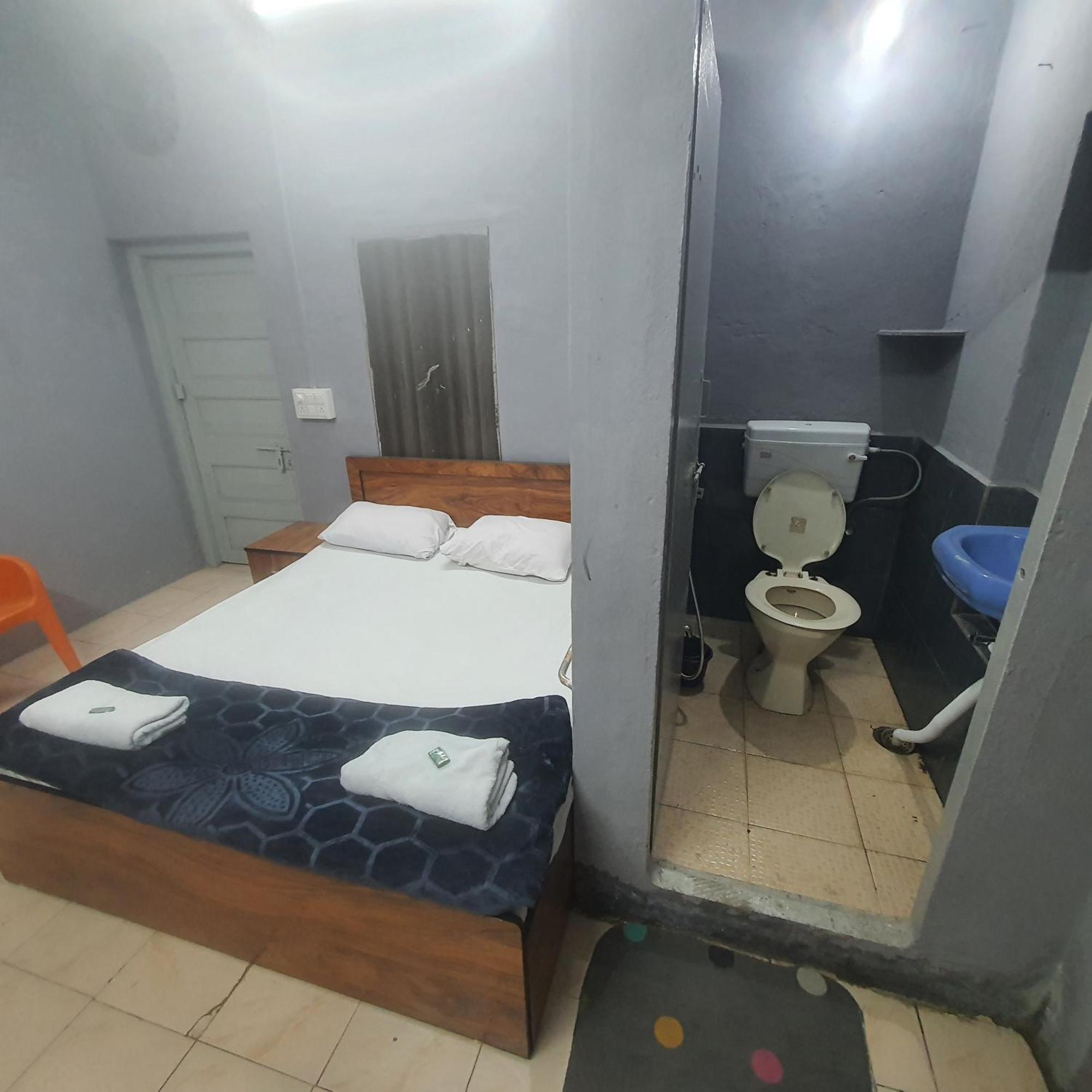 Hotel Family Stay Beside Railway Station Aurangabad  Eksteriør billede